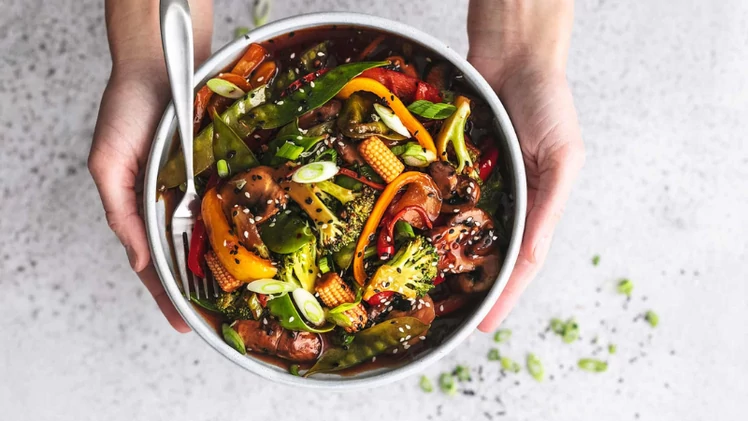 Testet frissítő, főzés nélkül elkészíthető, nyers zöldséges „stir fry” recept
